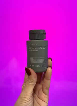 Розгладжуючий кондиціонер для волосся keratin strengthening conditioner jojoba oil nourishes repair damaged hairs