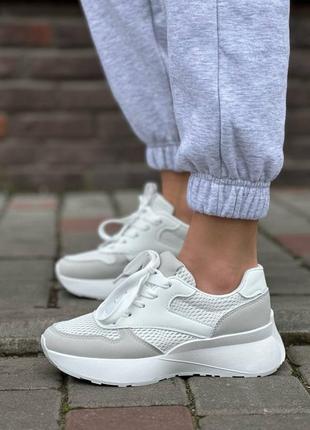 Легкие удобные кроссовки белым с серым