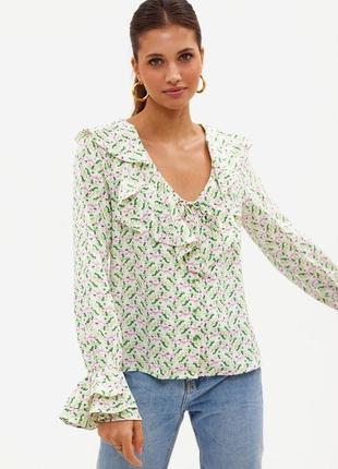 Жіноча зелена блуза у квітковий принт з довгим рукавом з рюшами