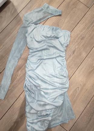 Облегающее платье с голубым принтом с высоким горлом и вырезом5 фото