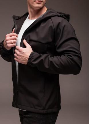 Чорна куртка soft shell на флісі7 фото