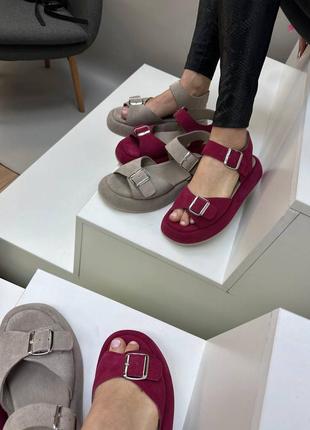 Замшеві босоніжки на застібках2 фото