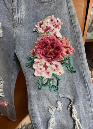 Невероятно красивые джинсы mom с цветами 🌸3 фото