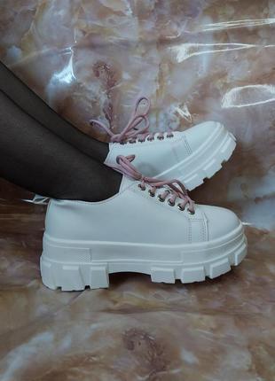 Стильные белые женские туфли на платформе демисезонные женские туфли из эко-кожи