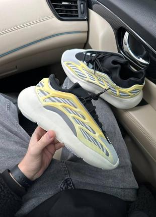 Мужские кроссовки серые с желтым adidas excited yeezy 700 v3 light grey yellow