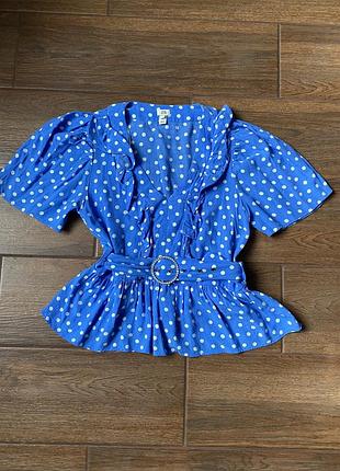 Голубая блуза в горошек с поясом