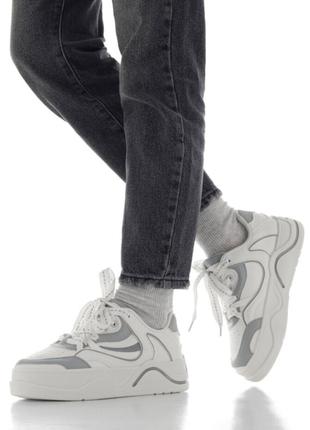 Белые кроссовки с серыми вставками на утолщенной подошве