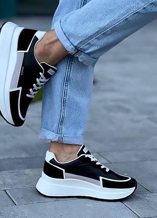 Жіночі чорні кросівки на білій підошві4 фото