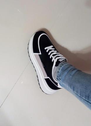 Жіночі чорні кросівки на білій підошві5 фото