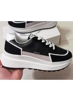 Жіночі чорні кросівки на білій підошві9 фото