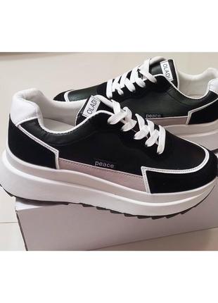 Жіночі чорні кросівки на білій підошві7 фото