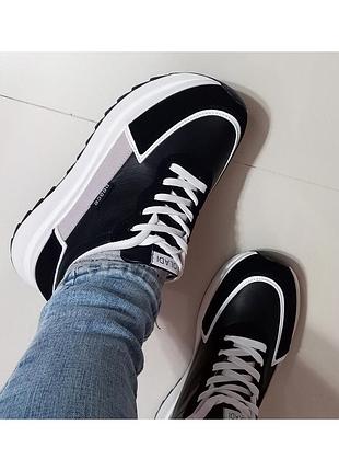 Жіночі чорні кросівки на білій підошві6 фото