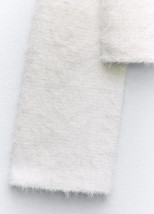 Красивый белый свитер с вкраплением серебряной нити7 фото