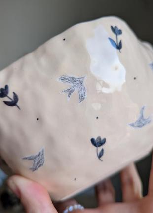 Чашка с дасточками керамика ручной работы бежевая глина птицы тюльпаны цветочки синие плоская большая кружка хенд мейд на подарок2 фото