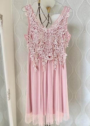 Розовое фатиновое мини платье на бретельках с кружевом в размере м
