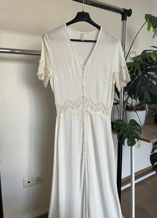 Длинное молочно белое платье бохо с кружевом3 фото