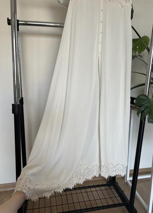 Длинное молочно белое платье бохо с кружевом7 фото