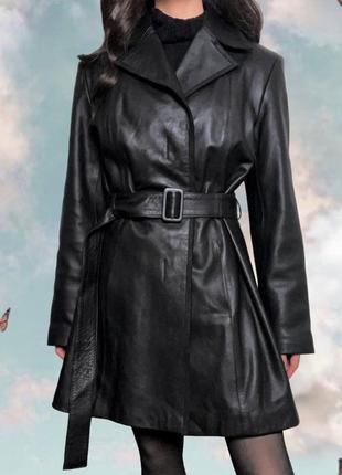 Новое черное короткое базовое пальто/плащ из натуральной кожи с пояском на пуговицах1 фото