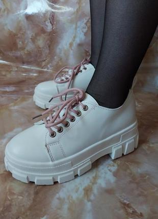 Актуальні весняні жіночі туфлі білого кольору молодіжні жіночі туфлі на кожен день шкіряні жіночі туфлі кожані
