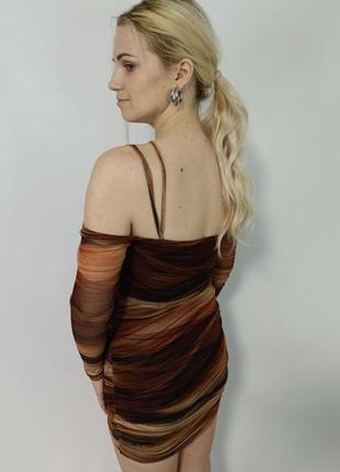 Коричневое облегающее платье с рюшами и с сетчатым кольцом с многослойным принтом3 фото