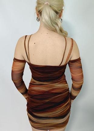 Коричневое облегающее платье с рюшами и с сетчатым кольцом с многослойным принтом4 фото