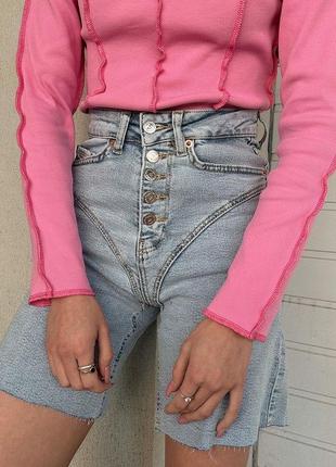 Жіночі блакитні джинсові подовжені шорти з кокеткою на високій посадці з необрамленим низом на гудзиках трендові якісні4 фото
