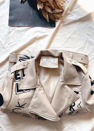Куртка косуха молочная из эко-кожи с надписями и львом на спине оверсайз стильная трендовая4 фото