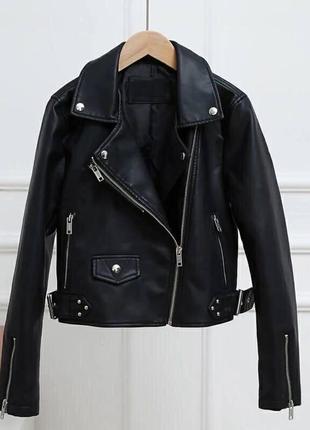 Укорочена куртка косуха з еко-шкіри чорна на замку стильна якісна8 фото
