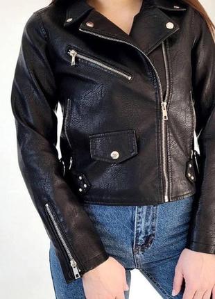 Укороченная куртка косуха из эко-кожи черная на замке стильная качественная4 фото