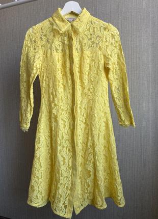 Яскраво жовта мереживна сукня на ґудзиках з рукавами