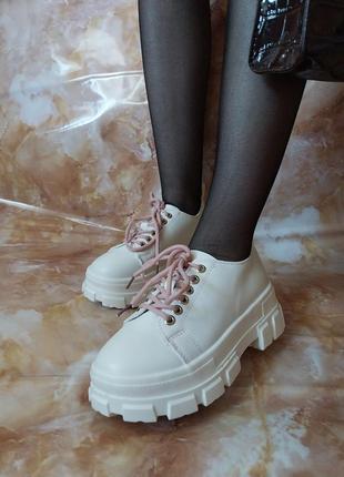 Качественные белые женские туфли на платформе