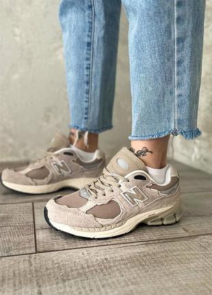 Классные женские кроссовки new balance 2002r driftwood коричневые