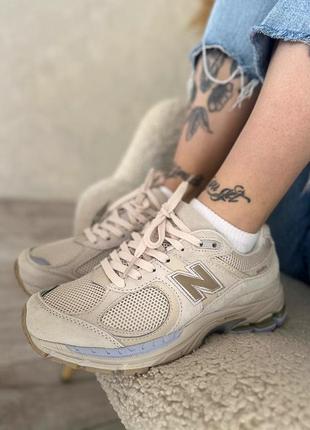 Прекрасные женские кроссовки new balance 2002r light aluminium серо-бежевые