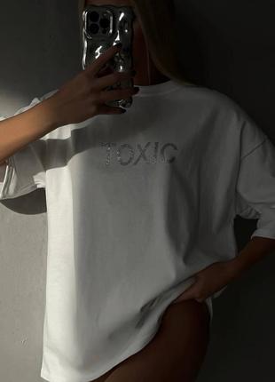 Нереально стильная и oversize белая футболка с акцентной надписью впереди toxic4 фото