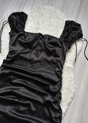Атласное платье со сборками по фигуре платья сатиновое черное тренд4 фото