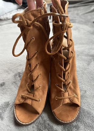 Босоножки высокие на каблуках замша шнуровка коричневые ковбойские3 фото