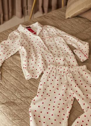 Женский стильный высококачественный трендовый белый комплект двойка в красных сердцах рубашка с брюк9 фото
