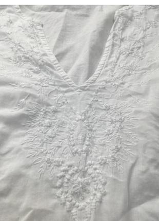 Шикарная белая хлопковая блуза (туника) декорирована вышивкой и бусинками.3 фото