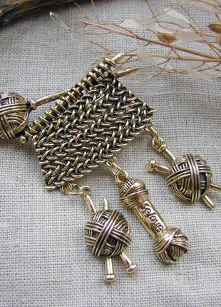 Оригинальная брошь в виде вязания клубочков золотистая брошка вязание