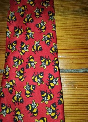 Яркий красный галстук с пчелками, прикольный галстук6 фото