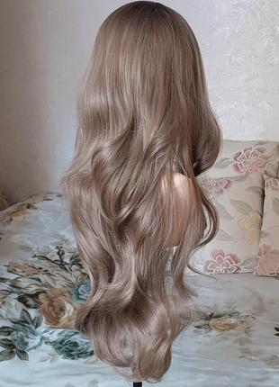 Очень длинный кремово-пепельный парик с чёлкой, нежными локонами и легкой стяжкой у корней