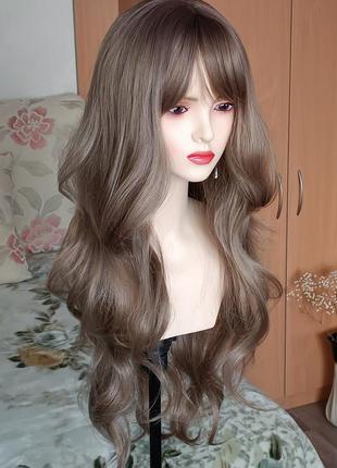 Очень длинный кремово-пепельный парик с чёлкой, нежными локонами и легкой стяжкой у корней