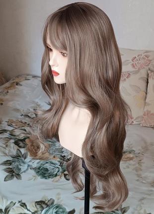 Очень длинный кремово-пепельный парик с чёлкой, нежными локонами и легкой стяжкой у корней