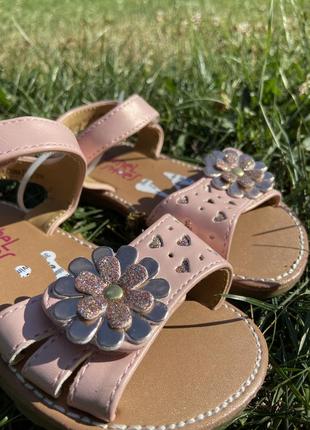 Стильные детские босоножки сандали розовые с цветочками блестящие6 фото