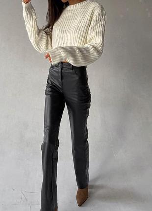 Новые женские кожаные брюки на весну тренд 2024