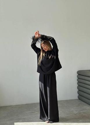 Жіночий чорний прогулянковий елегантний костюм з пір'ям: широкі штани і укорочена кофта3 фото
