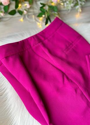 Рожеві короткі брюки4 фото
