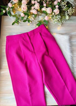 Рожеві короткі брюки6 фото