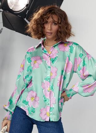 Женская шелковая блуза на пуговицах с узором в цветы.4 фото