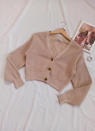 Бежевый укороченный кардиган на пуговицах крупной вязки